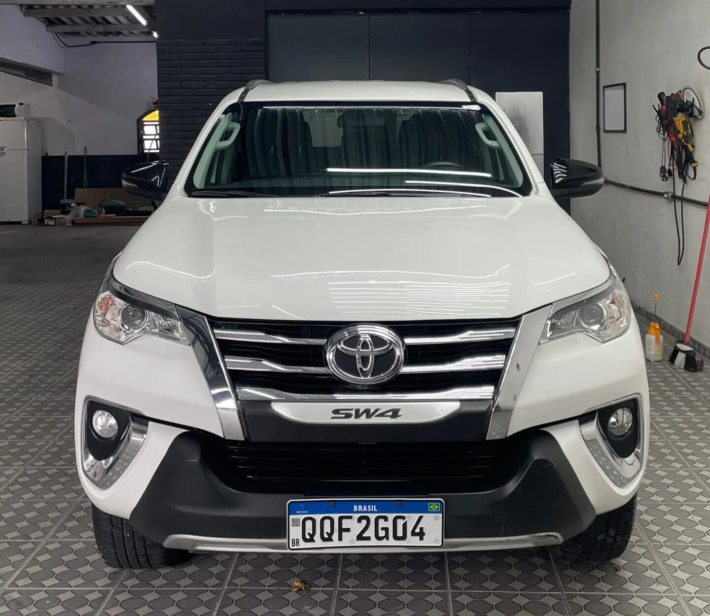 Toyota SW4 branca depois do reparo, frente recuperada e pintada