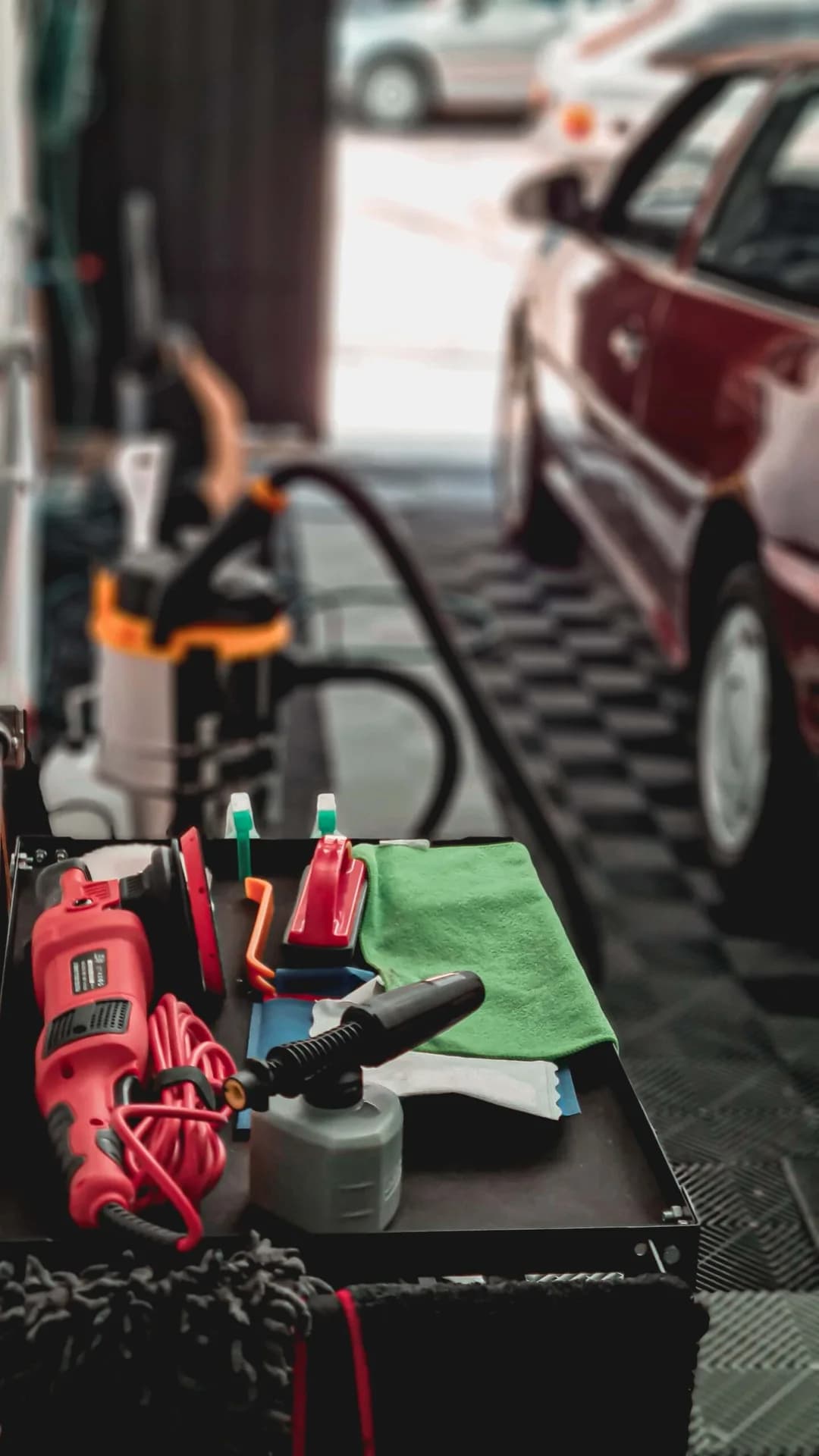 Bancada com produtos de estética automotiva